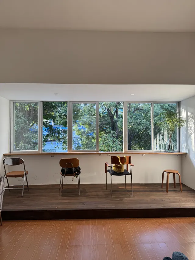 泉州新的木質調咖啡店,坐在綠意窗台飲咖 泉州新的木質調咖啡店,坐在綠意窗台飲咖