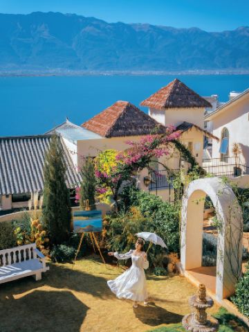 At the cliff castle in Dali, I found a romantic winter fairytale.