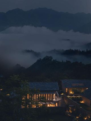 Stay in a courtyard nestled in the Qinling Mountains in spring, and explore the tea plantations, river views, and ancient architecture.