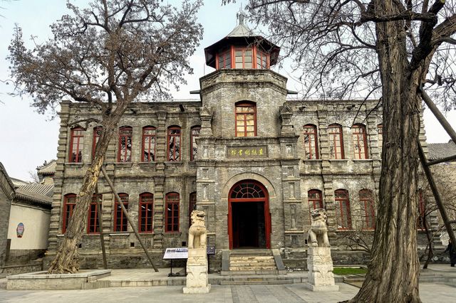 百年滄桑書卷氣，盡在臨漪碧水中