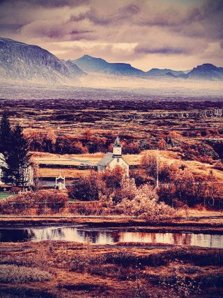  東峽灣藍樓餐廳｜Seyðisfjörður鎮Kaffi Lára隧道口唯一深夜世界盃直播