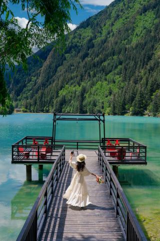 At Siguniang Mountain, encounter a jade-green lake