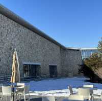 美しい自然と建物が融合する山中の美術館