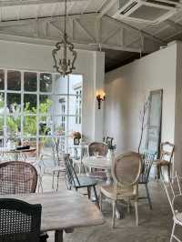 คาเฟ่บรรยากาศดีชะอำ สวนสวยสไตล์อังกฤษ