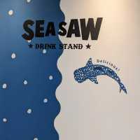 【巨大水槽を浅瀬から深層まで眺める】水族館