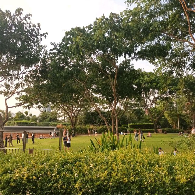 บรรยากาศดีๆ ที่ อุทยาน ๑๐๐ ปี จุฬาฯ 🌳🌷