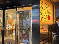 札幌・すすきの。NIKKAの看板の下でソフトクリーム食べれます『札幌菓子處 菓か舎 すすきの店』 