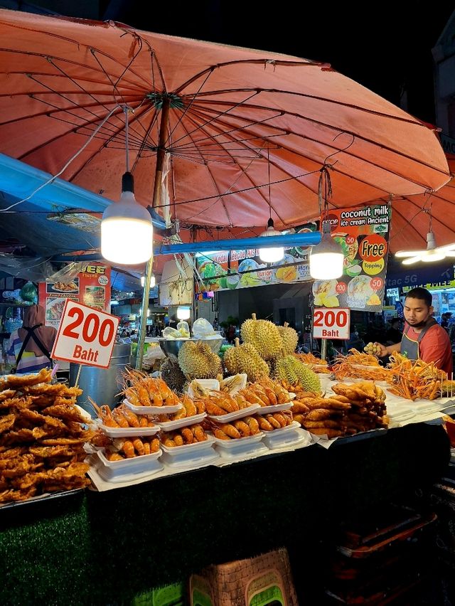 🦞 Exploring Lee Gardens Night Market!