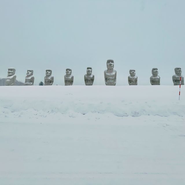 激レア！雪の中のモアイ像