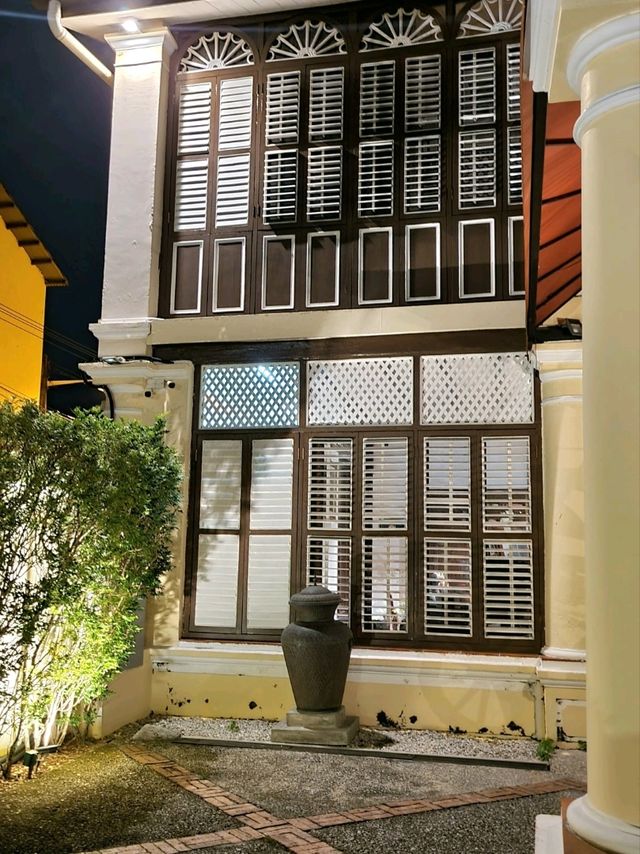 COLORFUL MANSION ROOM AT JAWI PERANAKAN