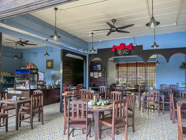 คาเฟ่ข้าวขาหมูภูเก็ต อร่อยริมบึงสุดชิลล์ 