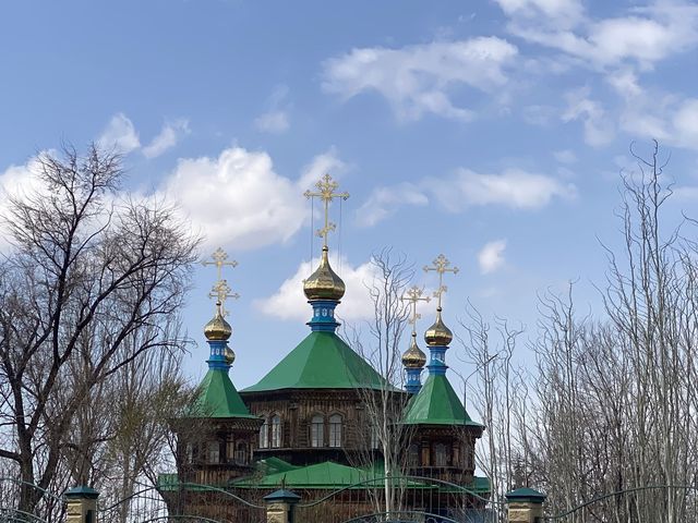 128년 된 목조 성당인 Holy Trinity Cathedral. 