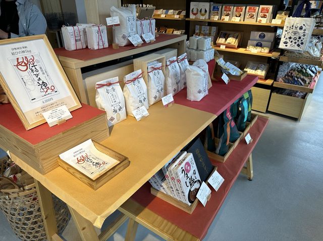 三重・多気町。伊勢神宮奉納米『結びの神』のおむすびあり。『豊農米蔵 Produced by AKOMEYA TOKYO 