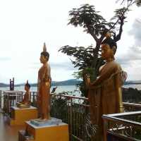 📍พระธาตุอินทร์แขวนจำลอง ณ วัดบ้านเกาะสิเหร่ 