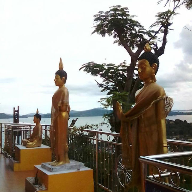 📍พระธาตุอินทร์แขวนจำลอง ณ วัดบ้านเกาะสิเหร่ 