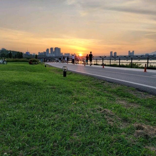 Miraculous sunset at Jamsil Hangang Park