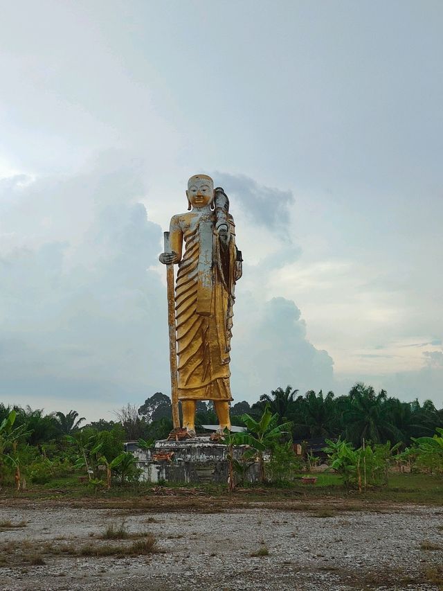 two magnificent golden Buddhist 🙏🏼🙏🏼🙏