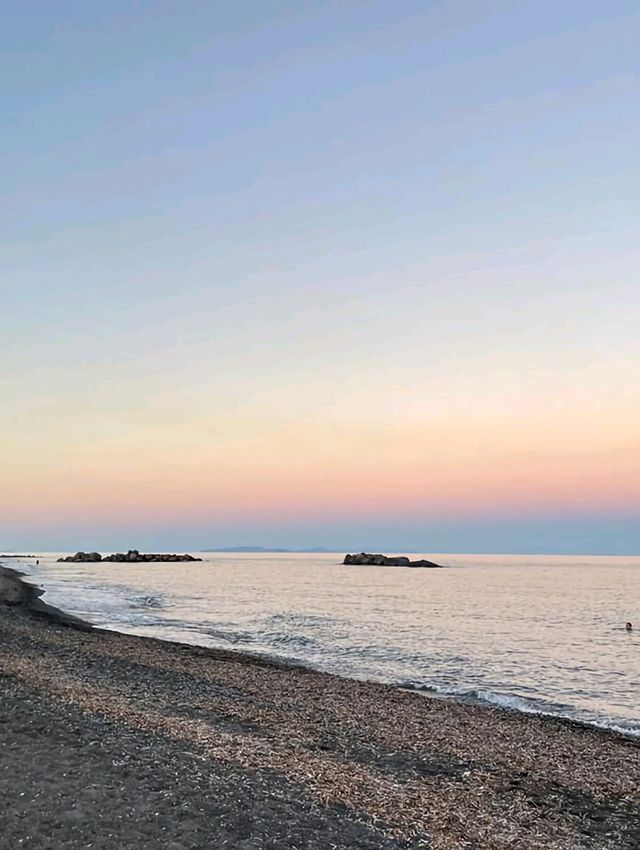 聖托裏尼東岸「卡瑪利黑沙灘Kamari Beach」