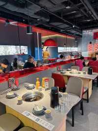 「就犟牛肉火鍋」🐮主打由農場飼養直送牛肉，店員即場屠宰新鮮牛肉，保證夠晒新鮮🔥🔥
