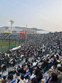 사직야구장은 현재 짱구 콜라보전시중!