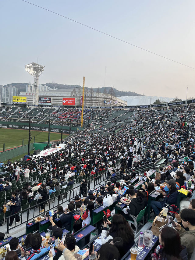 사직야구장은 현재 짱구 콜라보전시중!