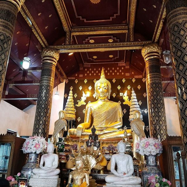 วัดพระศรีรัตนมหาธาตุ  สักการะพระพุทธชินราช