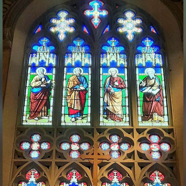 「Holy Cross Church」：宏偉壯麗教堂