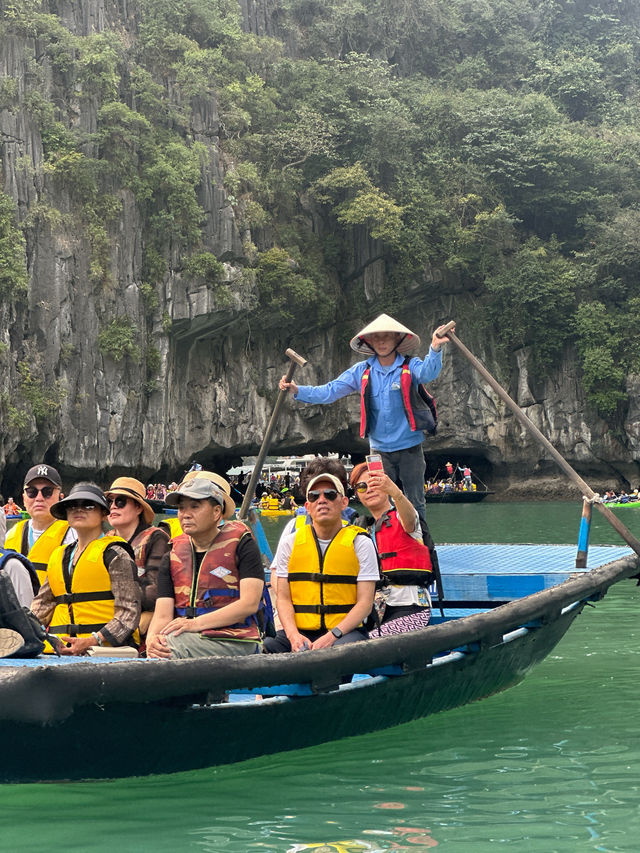 ล่องเรือไม้ไผ่ลอดถ้ำสุดตื่นเต้นที่ฮาลองเบย์ ✨🌊🌴