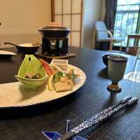 暑さも吹き飛ぶ避暑地！美味しい食事を楽しんだ後はロープウェイで標高1180mの世界へ
