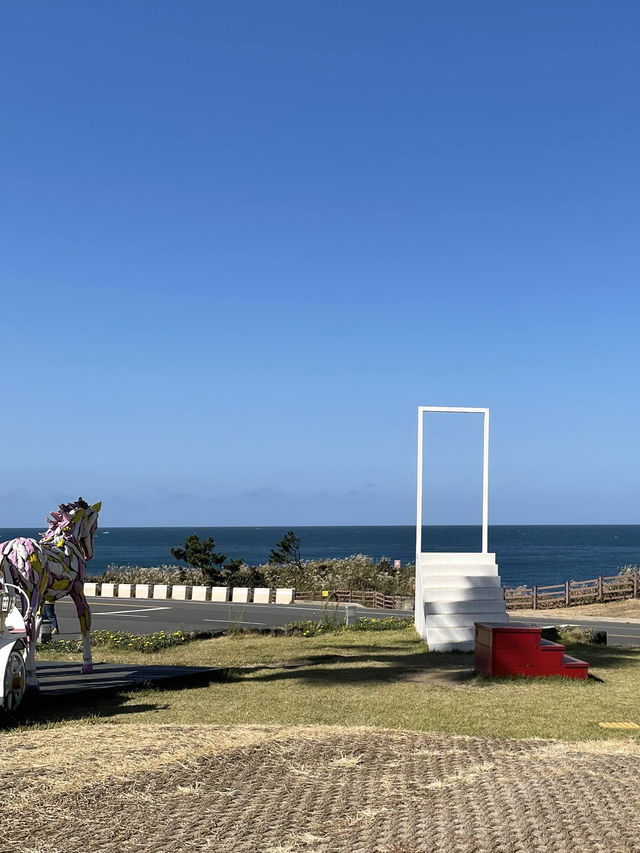 韓国　チェジュ島にあるエメラルドグリーンの海岸🗿