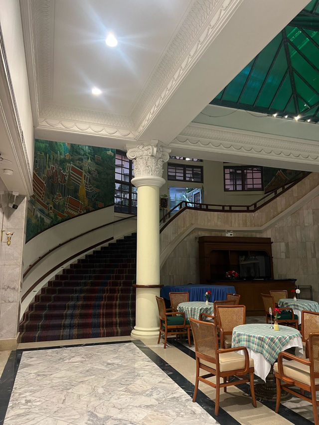 โรยัล รัตนโกสินทร์ ที่พักหลักร้อยใจกลางกรุงเทพ 🏨