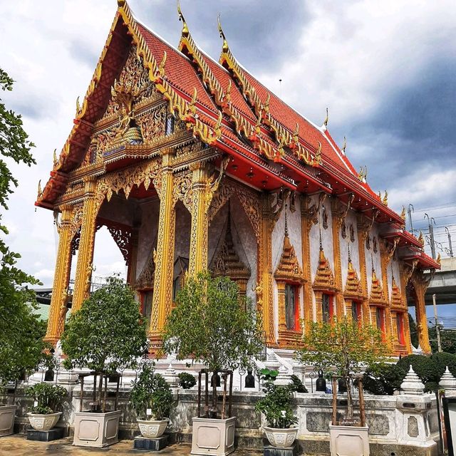 สักการะหลวงพ่อพุทธสุโขอภิโรจนะ ณ วัดเสมียนนารี