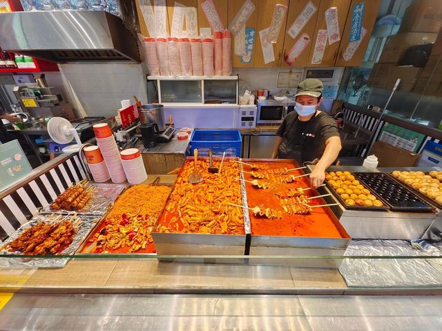 「前海一方城」Food Court：¥2自助麻辣燙，適合8月遊玩