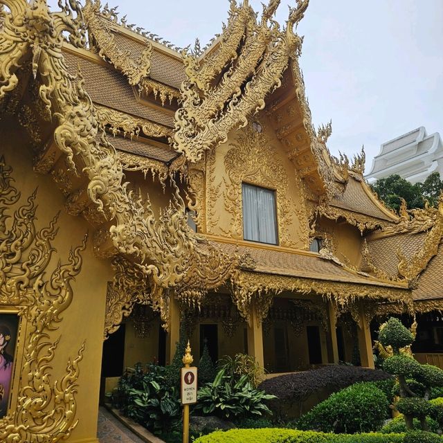 เที่ยวเชียงราย ไหว้พระวัดร่องขุ่นสวรรค์บนดิน