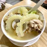 【高雄】美良家｜高醫附近CP值很高的文青燉湯店 ！用餐時間總是高朋滿座