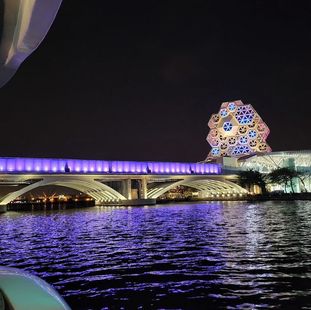 高雄愛河夜遊船河的浪漫體驗✨
