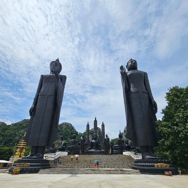 ไหว้พระชมพระพุทธรูปหินลาวา ที่วัดถ้ำกระบอก