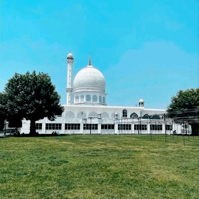 STUNNING ARCHITECTURE OF THE HAZRATBAL SHRINE.