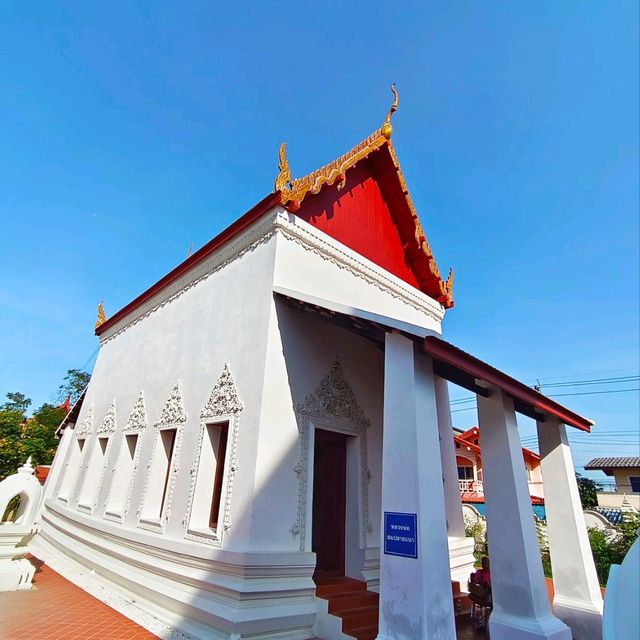 พระนอนองค์ใหญ่ วัดกู้