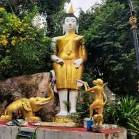 สักการะพระเจดีย์บนเขาพร้อมชมวิว 360 องศา