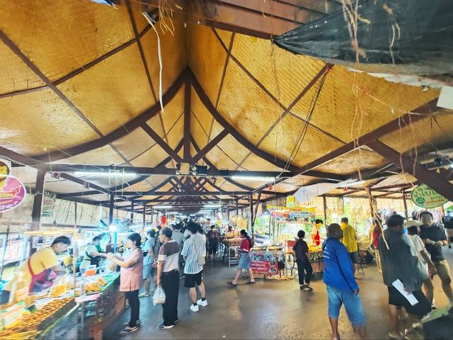 หาขนมกินที่ตลาดน้ำบางน้ำผึ้งกันเถอะ