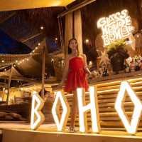 ร้านอาหารบรรยากาศดีริมทะเล มีต้นคริสมาสต์ต้นใหญ่
