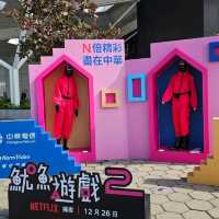 高雄港期間限定，海上巨型「魷魚遊戲」娃娃亮相！