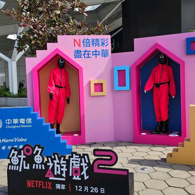 高雄港期間限定，海上巨型「魷魚遊戲」娃娃亮相！