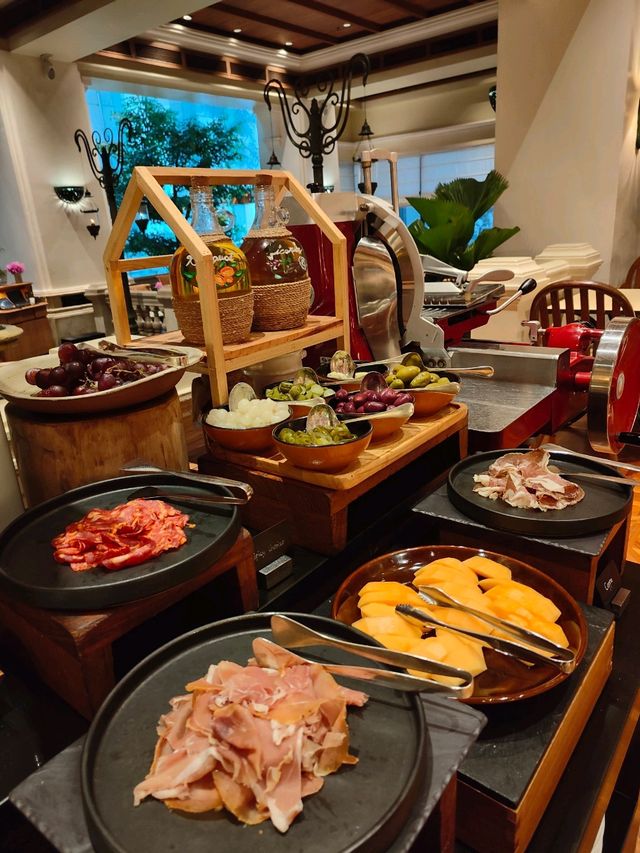 นบุฟเฟ่มื้อค่ำที่ห้องอาหาร The Dining Room