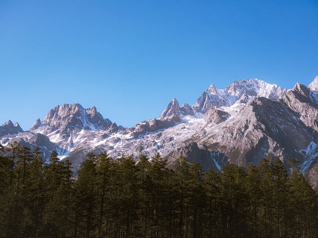 A Scenic Cable Car Ride at Yulong Snow Mountain – A Memorable Experience 🚠🏔️