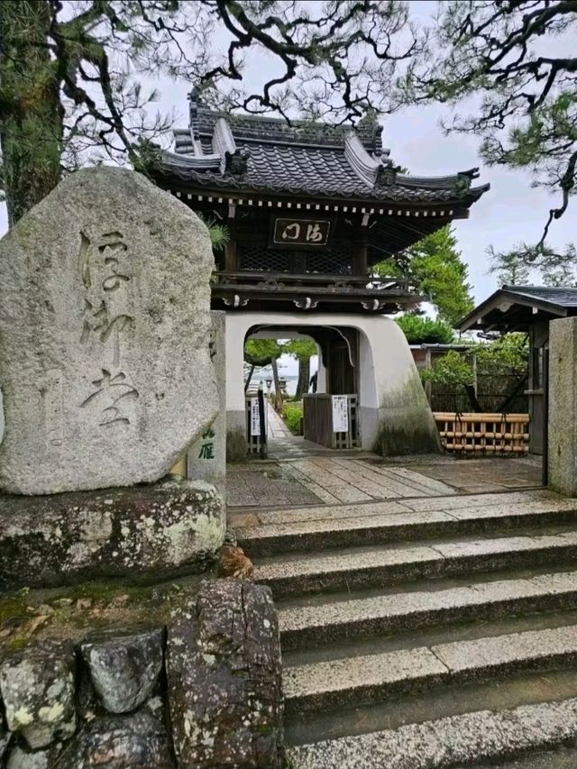 琵琶湖に浮かぶお堂