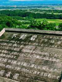 自然の造形美！迫力満点の巨大な岩🪨