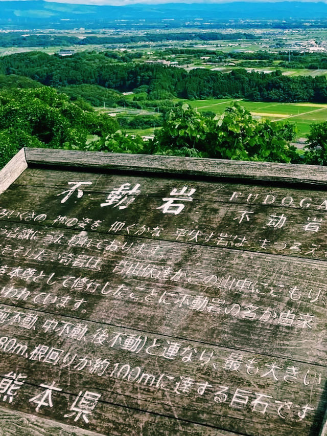 自然の造形美！迫力満点の巨大な岩🪨