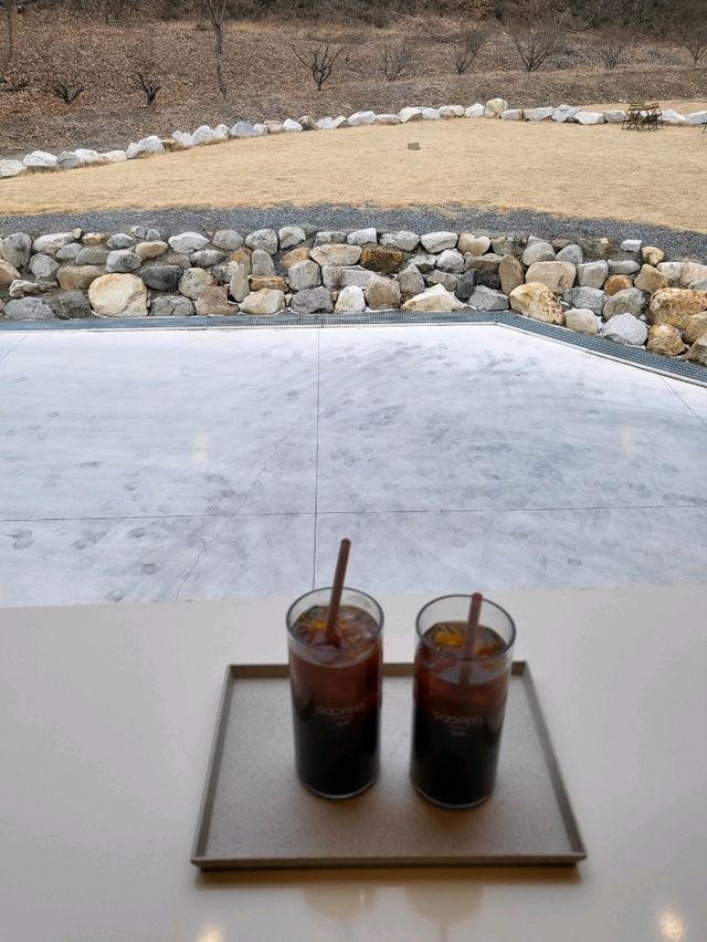 봄이 더 기대되는 낭만가득 함안 대형카페